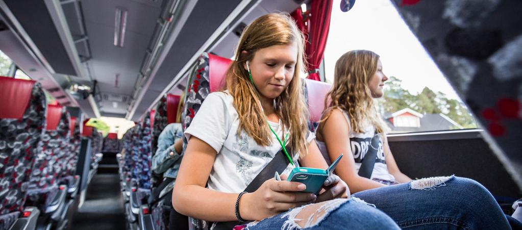 Trafiksäkerhet till och från hållplatsen Ansvar under skolvägen Mellan hemmet och hållplatsen ansvarar elevens vårdnadshavare för barnets säkerhet.