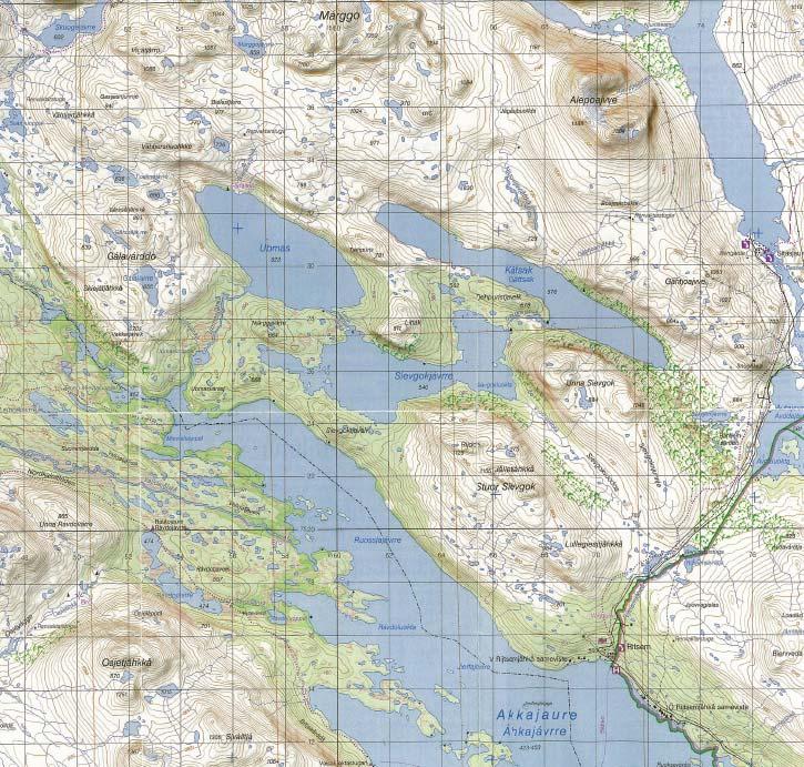 1 BAKGRUND Sjöarna Kätsak, Sievgokjávrre och Ubmas avbördas via Ubmasjåhkå till Suorvamagasinets västra ände.
