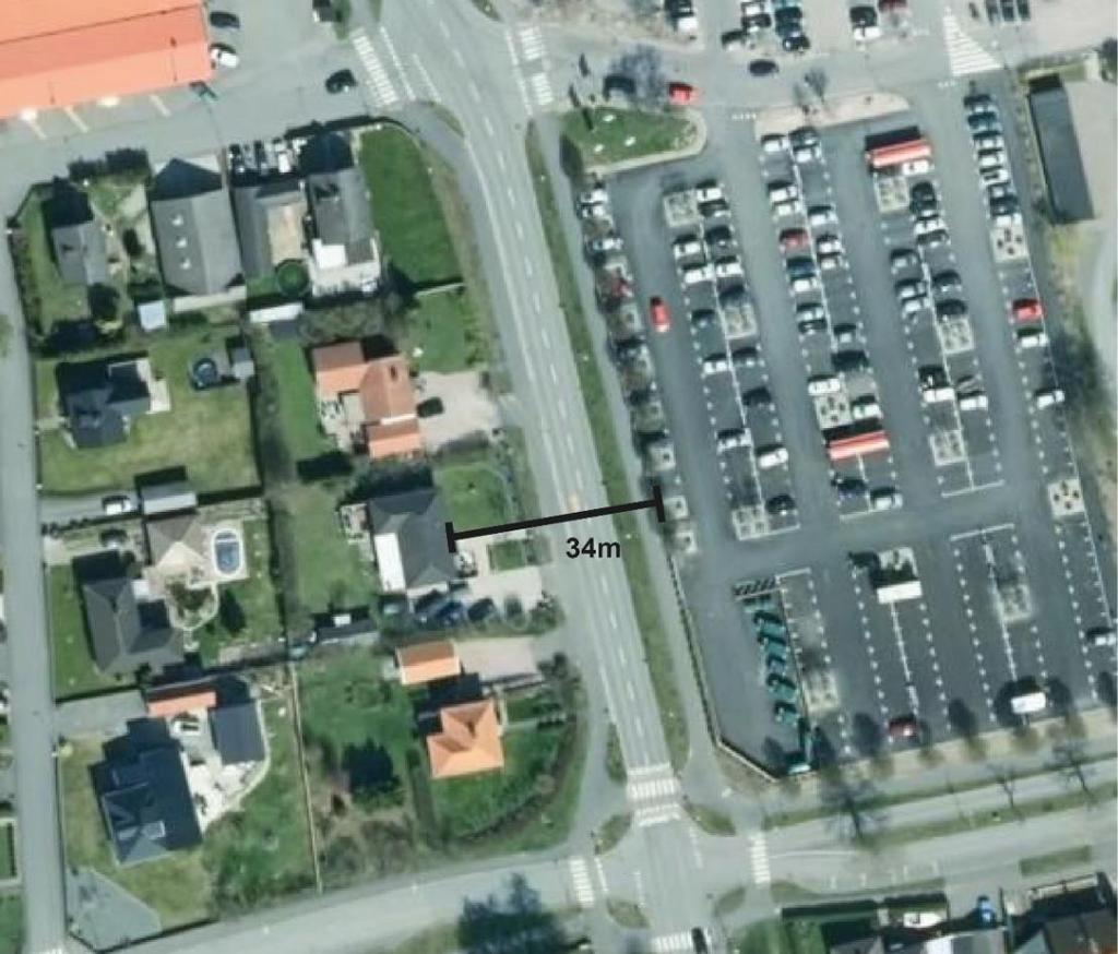 7 2.4 Avstånd Avståndet mellan husfasader utmed Vallgatan och parkeringen är ungefär 34 meter, se Figur 5.