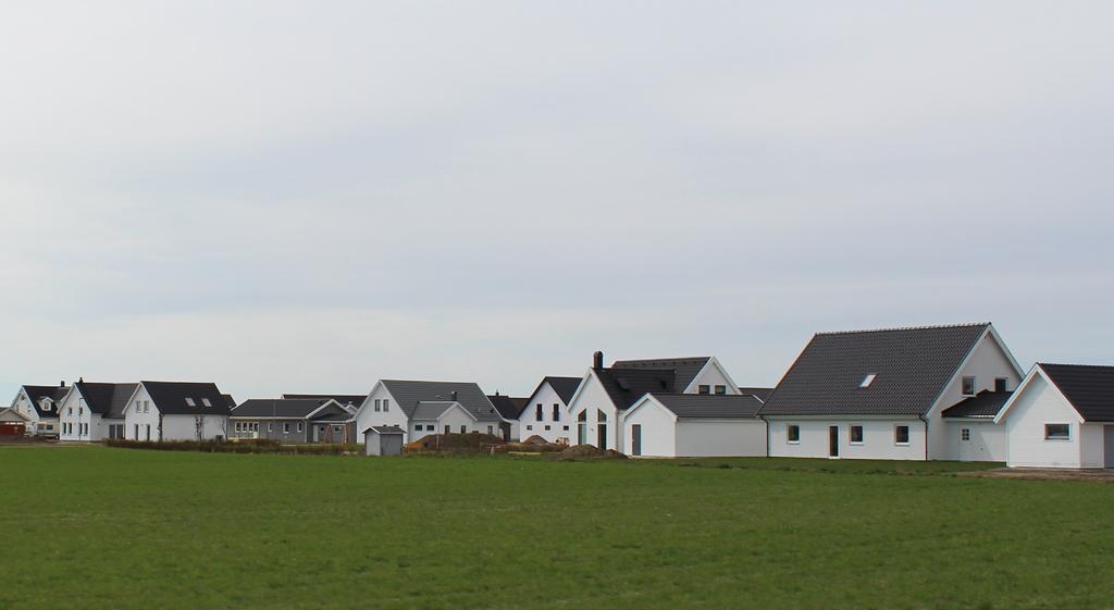 Nya bostadstillägg i Västra Tommarp bryter med ortens karaktärsfulla miljö med stora lummiga tomter och indragna bostadshus.