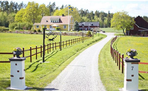 Möjliggör för ett unikt boende med större tomter som går i linje med ortens karaktär. lågtrafikerad bilväg. En separat cykelväg bör anläggas utmed denna del.