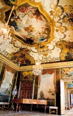 Den stora salens dekor är en utsikt mot ett böljande italienskt landskap med ruiner och hamnar.