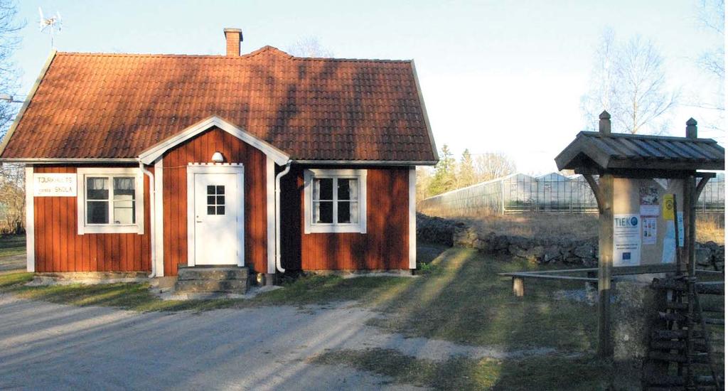 Att knyta samman en cykelväg via de befi ntliga småvägarna ner till Hallabro är en stark önskan i Tjurkhult. Riktlinjer för Tjurkhult Synliggör bygatan och förstärk entrén till byn.