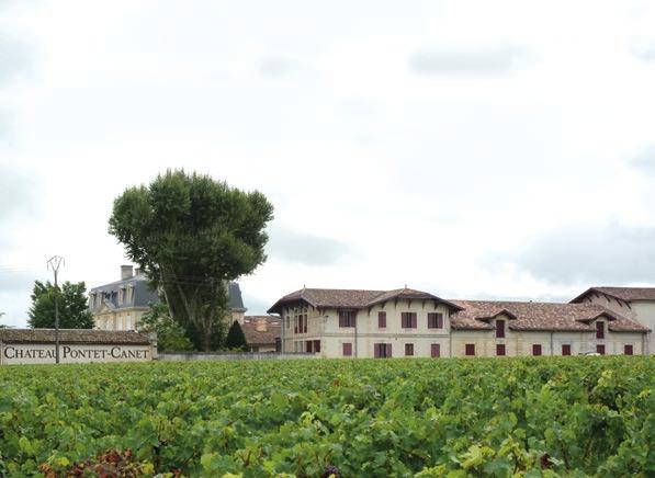 Château PontetCanet går sin egen väg Vi möttes av en stor svensk flagga som vajade välkomnande mot oss när vi körde upp för slottsgången.