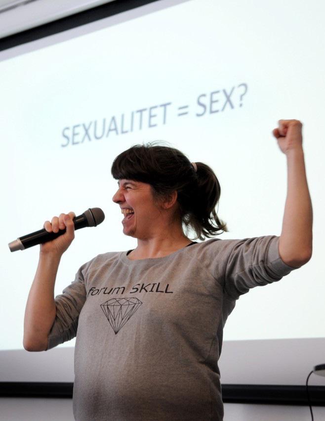 Klockan 17-18 Sexualitet och hälsa Erika Gustafsson från forum SKILL kommer att prata om erfarenheterna kring att arbeta med sexuell hälsa tillsammans med personer