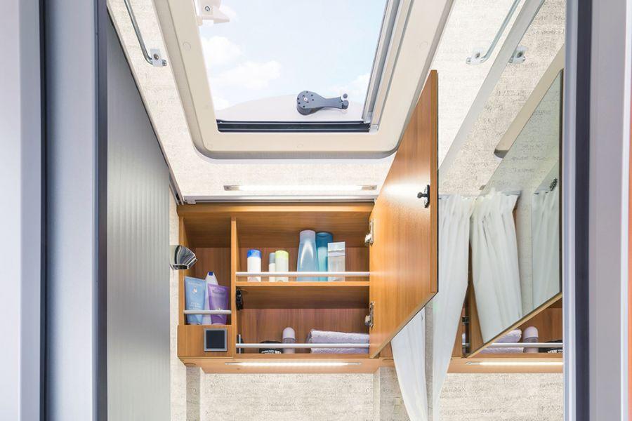 Dagsljus i kompaktbadrummet Vanens kompaktbadrum har som standard ett vackert spegelskåp med en mängd förvaringsutrymme. Ett takfönster släpper in frisk luft och dagsljus.