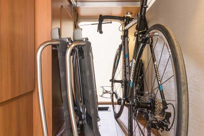 Trots sitt kompakta byggsätt finns det plats för cykeln och en hel del campingtillbehör i garaget i HYMER Van.