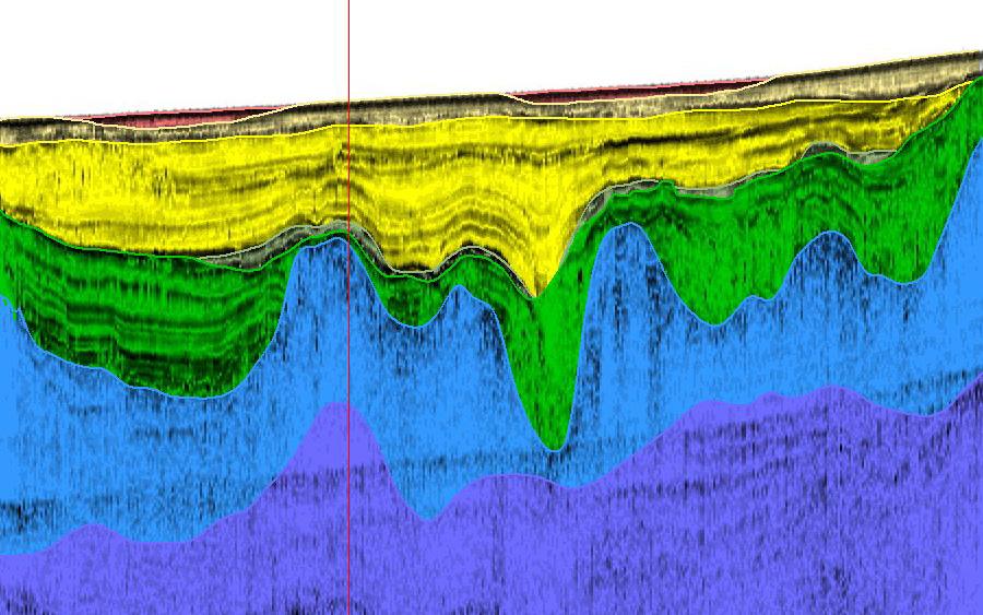 kärnan är 600 cm lång och de översta 475 cm utgörs av postglacial lera. Vid 475 cm påträffades ett 3 cm mäktigt sandskikt och därunder grå glacial lera.