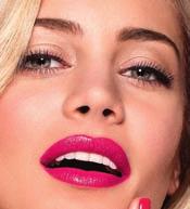 LIMITED EDITION HITTA DIN PERFECT MATCH! Modellen använder Lip Impact Crayon 26571 Striking Rose.