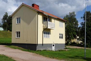 Exempel på karaktärsdrag J43 Höijersbacke 2 i nationalromantisk/ jugendstil med stor detaljrikedom. Kraftfullt formspråk med rikliga och många detaljer.
