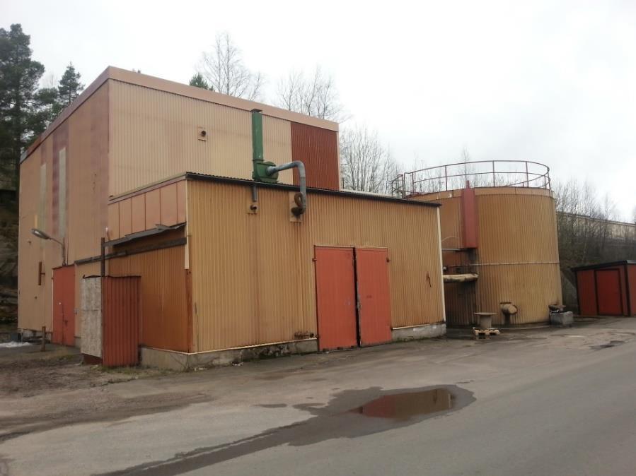 Först bygger användaren upp geometrin utifrån det verkliga fallet, sedan väljs materialspecifika parametrar för att därefter dela in modellen i olika domäner och ange olika randvillkor utifrån