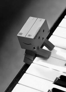ti kl 19:00 16 Stora salen Tystnad... Musik av några av samtidens viktigaste kompositörer. Kompositioner som startar i djup tystnad, stiger med känsliga röster och återvänder.