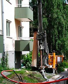 så här byter man värmesystem 4 På Bjulevägen i Enskede, söder om Stockholm, konverterade man under 2005 från oljeuppvärmning till ett nytt värmesystem med bergvärme och solvärme.