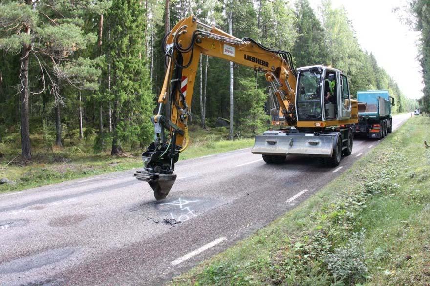 Figur 33 Uppskärning av beläggning Figur 34 Krok för att lyfta