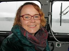 Stabil färd i hög sjö. I november 2016 besökte Anna-Karin Jatko Dockstavarvet i Kramfors. I hög sjö och spöregn fick hon en stabil provtur i 43 knop i Stridsbåt 90.