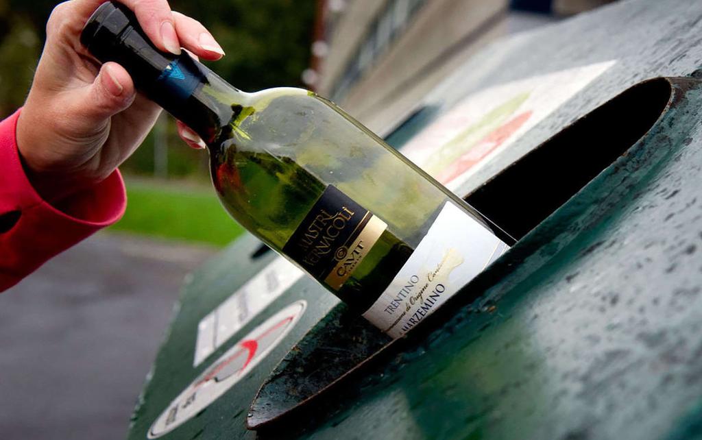 Slängt men inte Glas har tillverkats i flera tusen år och finns överallt omkring oss.