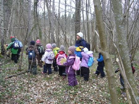 Barnen får bekanta sig med skog och mark, kanske lär de sig Allemansrätten på ett lättsamt och roligt sätt. Ibland kommer Skogsmulle själv på besök!
