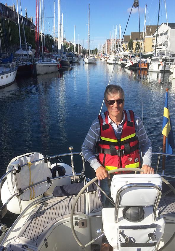 Efter fyra dagars Midsommarfirande i Ljungskile smög vi oss inomskärs i etapper upp mot Kosteröarna. Hamnen full med övervägande norrmän, där låg vi utanpå varandra 4-5 båtar i bredd.