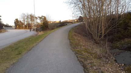 I centrala Strömstad finns järnvägsförbindelse söderut på Bohusbanan. Rekreation Friluftsleden Bohusleden passerar genom ett större naturområde med blandade höjd- och skogspartier norr om planområdet.