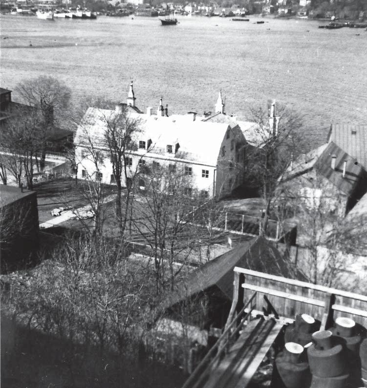 I bildens högra hörn syns oljeslageriets övre fabrik. Stenbyggnaden i svackan är oljeförrådet.
