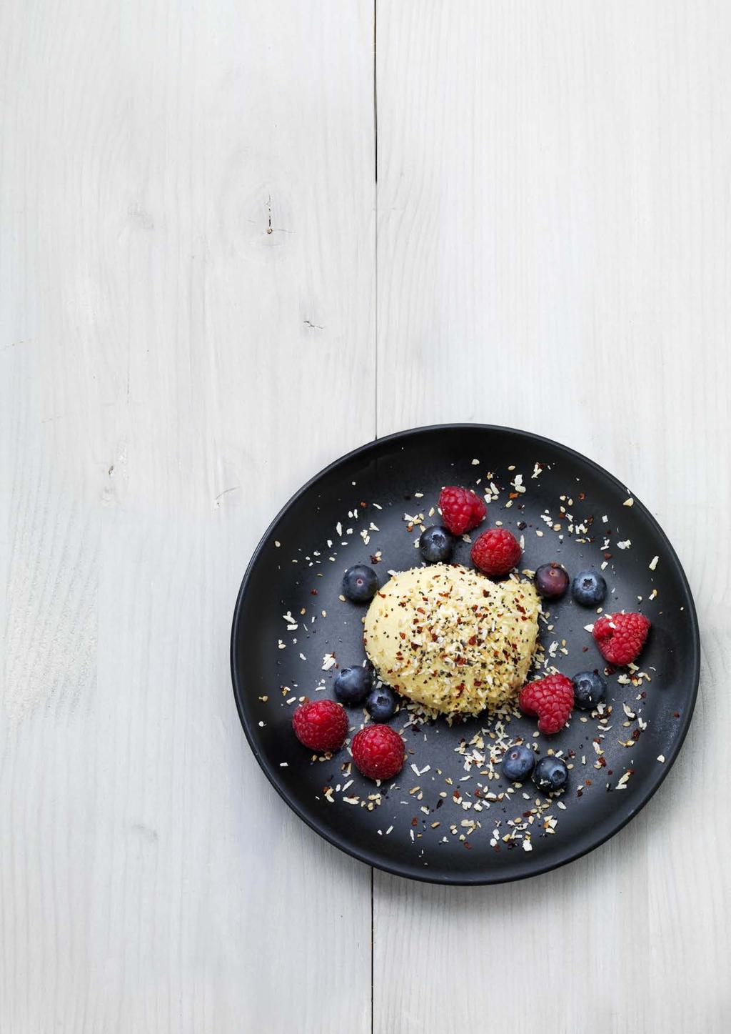 Mellanmål Jordgubb & yoghurtmousse med granola /10port 500 g jordgubbspuré, Findus 3731 3 dl vispgrädde/smetana 5 dl vaniljyoghurt Rivet skal av 1 citron/lime 7 st (ca.