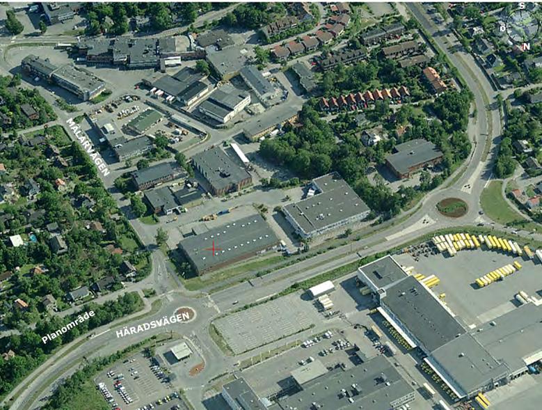 Vy från norr över omgivande områden med planområdet till vänster och industriområdet Vreten till höger om Mälarvägen I väster finns ytterligare en rad villor och bortanför dessa gränsen mot Stockholm