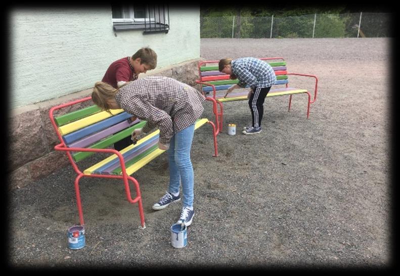 Har en kompisbänk på skolgården!