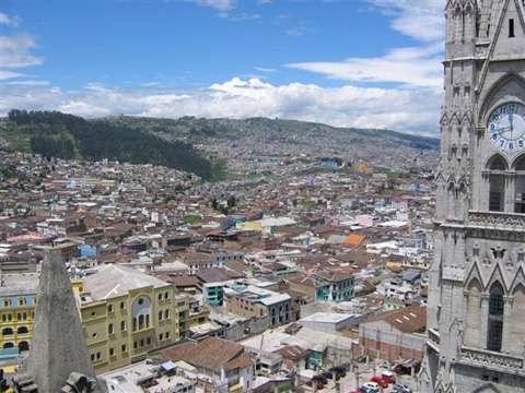 Den mest berömda kyrkan i Quito är San Franciscokyrkan, vars väggar är täckta av bladguld. Nära intill ligger La Compañia-kyrkan vilken också den är rikt utsmyckad.