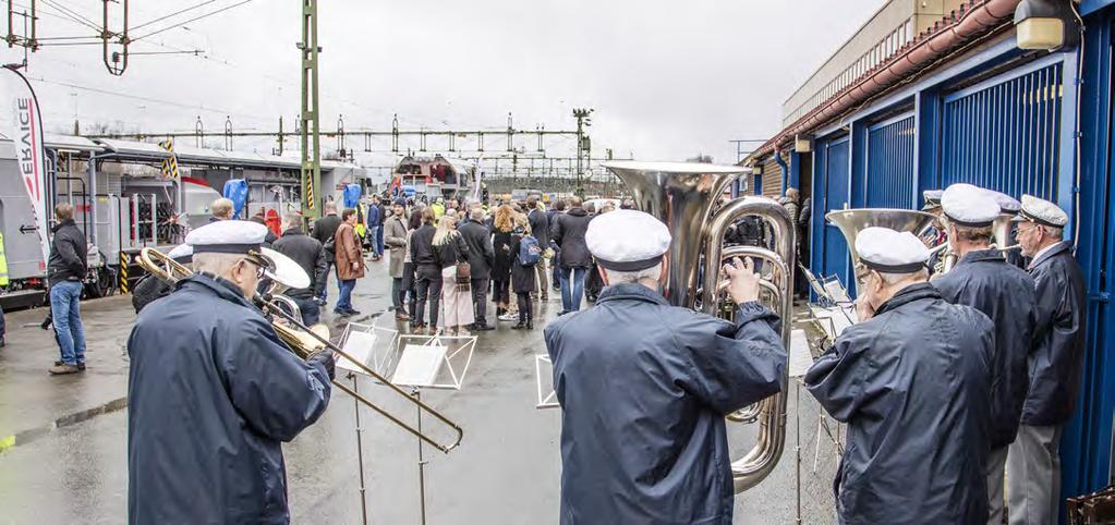 Missionskyrkans musikkår spelade sprittande och glada toner och förgyllde tillställningen.