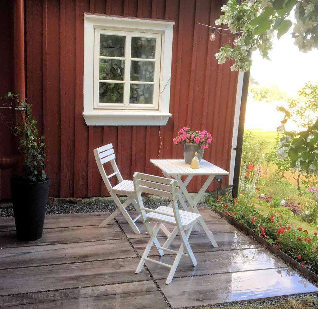UTEPLATSEN UTEPLATS PÅ NOLLTID ERIKS NYA UTE- PLATS ÄR PERFEKT FÖR EN FRUKOST I MORGONSOLEN. Så snyggt så enkelt! Under semestern gjorde vår medarbetare Erik Werkmäster en ny uteplats i sommarstugan.