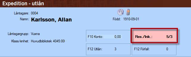 Om exemplaret ska hämtas av låntagaren på den biblioteksenhet där exemplaret återlämnas, får exemplaret statusen På reservationshylla, och reservationen får status Inkommet.