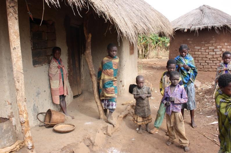 Mocambique är ett av världens fattigaste länder Efter ett långt inbördeskrig kämpar fortfarande familjerna, som lever i avlägsna byar, för att överleva, kunna ge sina barn mat och