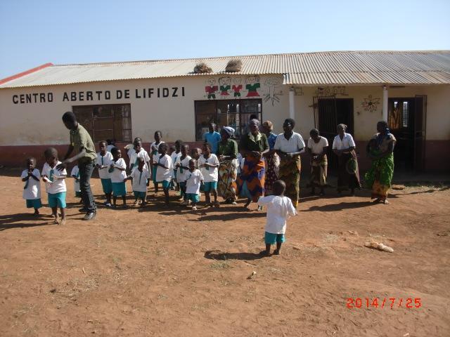 Förskolan Centro Aberto 125 barn får dagligen mat samt förberedelser för skolgång De kommer från närliggande byar där familjerna har svårt att ge dem mat FFBB ger stöd med
