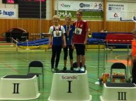 Erik och Markus delar prispallen med Hanvikens Oskar Niklasson efter P11 60m.