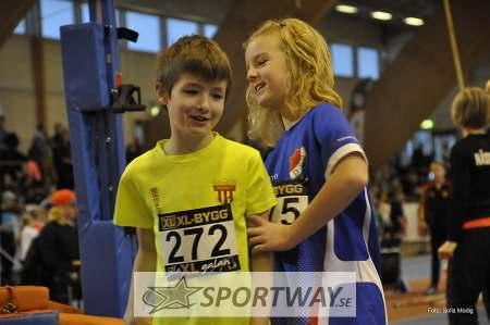 Vilma Jonsson -99 Brons K 1500m 4.39,05 - klubbrekord! Jacob Öman -95 Nia M 400m 52,80 - klubbrekord M22! Lilla XL-galan, Sätra 1/2 2015 2015-02-04 15:17 Många tävlingsdebuter med mersmak!