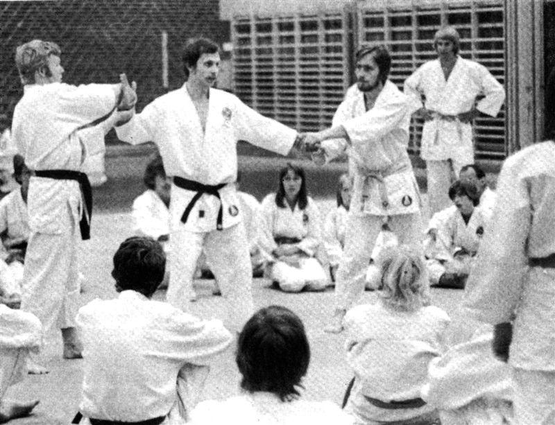 Conny Akterhall Året är 1968 när jag tillsammans med några skolkamrater i Katrineholm börjar på en kurs i jiujitsu. Kursledare är polismannen Lars Ryhammar.