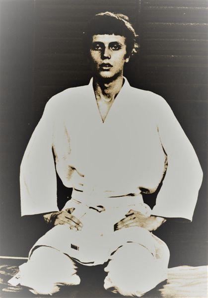 Under hösten tillkommer fler tränande och i november 1968 bildar vi Katrineholms Jiu- Jitsu Club, KJJC, med Lars som ordförande.