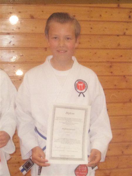 Tack vare Kurt väcktes intresset för jiujitsu Det hela började under härliga sommarveckor på Marstrand, vår familjs paradis och så även Kurt och Marjas, våra trevliga grannar i lägenheten bredvid.