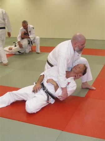 Specialinstruktören Christer Johansson visar praktisk jiujitsuergonomi på Jonna