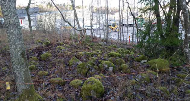 fornlämningsmiljön löper Biskopskvarnsleden, en av två anslutningar mellan Strängnäs och E20. I norr vidtar ett låglänt område, vilket tidigare nyttjats för odling.