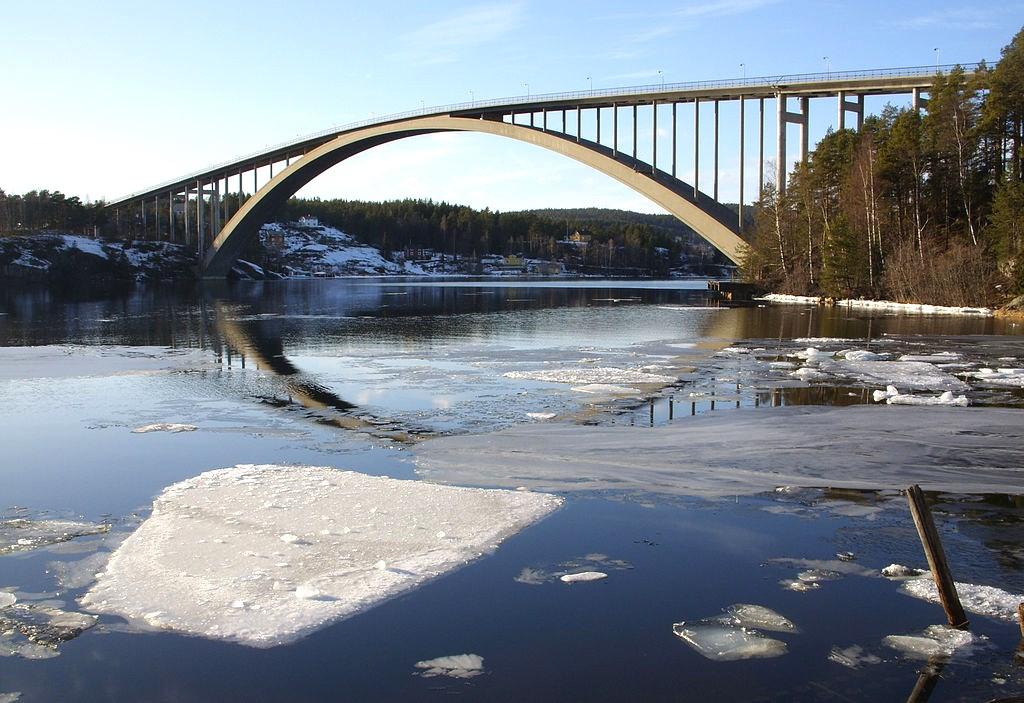 Ni får bara använda er av 20 papper, tejp, tråd, sax och en nål.