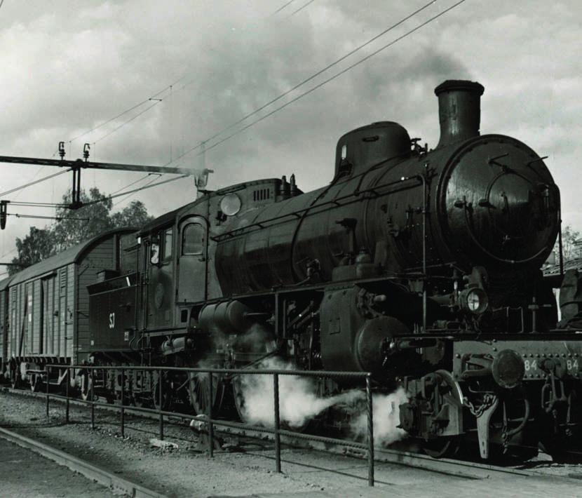 Ett ånglok littera B med godståg vid en station i juni år 1950. Bild: Sveriges Järnvägsmuseum. X 2000 sätts i trafik och blir de första tågen som kan framföras i en hastighet av 200 km/tim.