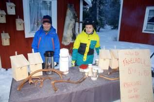 Nioåriga Alva har bjudit med sig sin jämngamla kompis Maja från Blåsjöfallet i försäljning av hempysslade loombands (armband) som de säljer till förmån för Rädda Barnen.