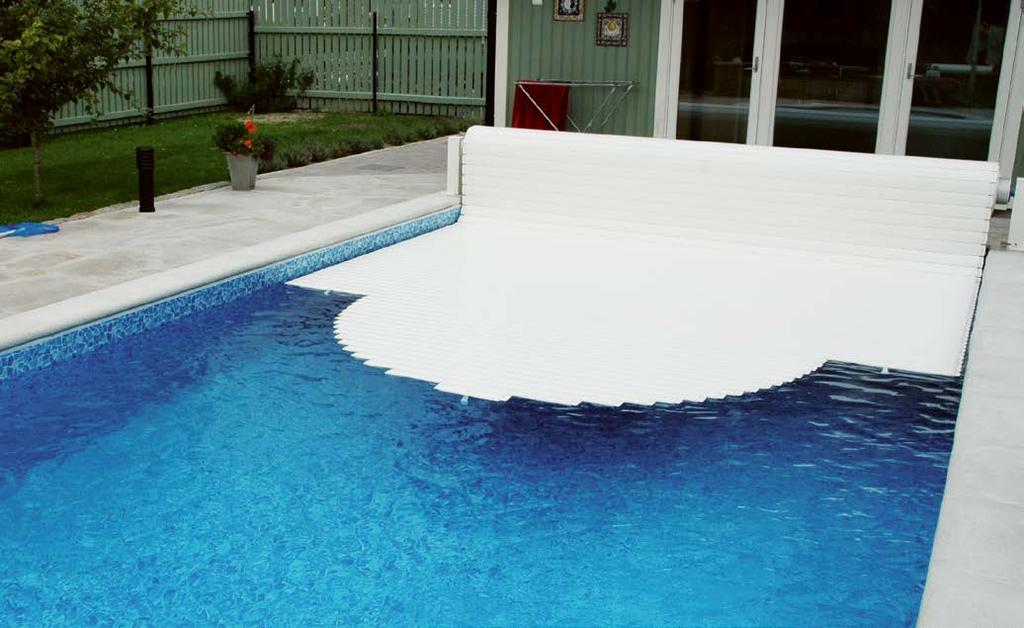 Poolskydd Miami Lamell Ett automatiskt skydd, avsett för rektangulära pooler, som också kan användas som vintertäckning.