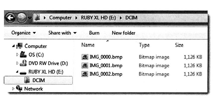 16 Flytta bilder till PC Med hjälp av medföljande USB kabel kan bilder flyttas till din PC. Anslut kabeln till RUBY (1) och ledig USB port på datorn.