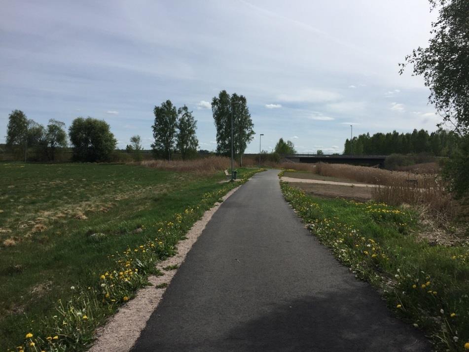 Det är dock möjligt att cykla i blandtrafik längs Mjölbyvägen parallellt med väg 32 söder om Tenbäcken.