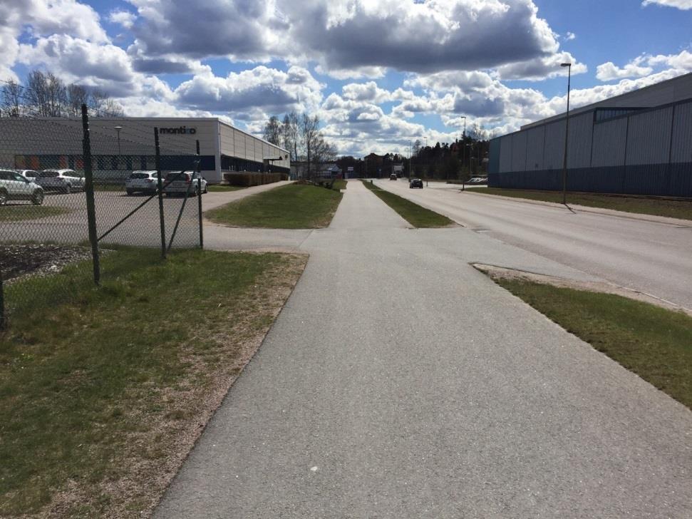 Figur 15 - Utfart från parkering över cykelbana längs Västra vägen, trafik till/från