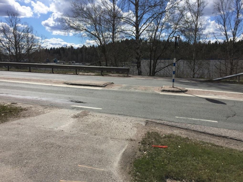 Figur 17 - Korsande omarkerad passage med refug över Holavedsvägen (Trafikverkets väg).