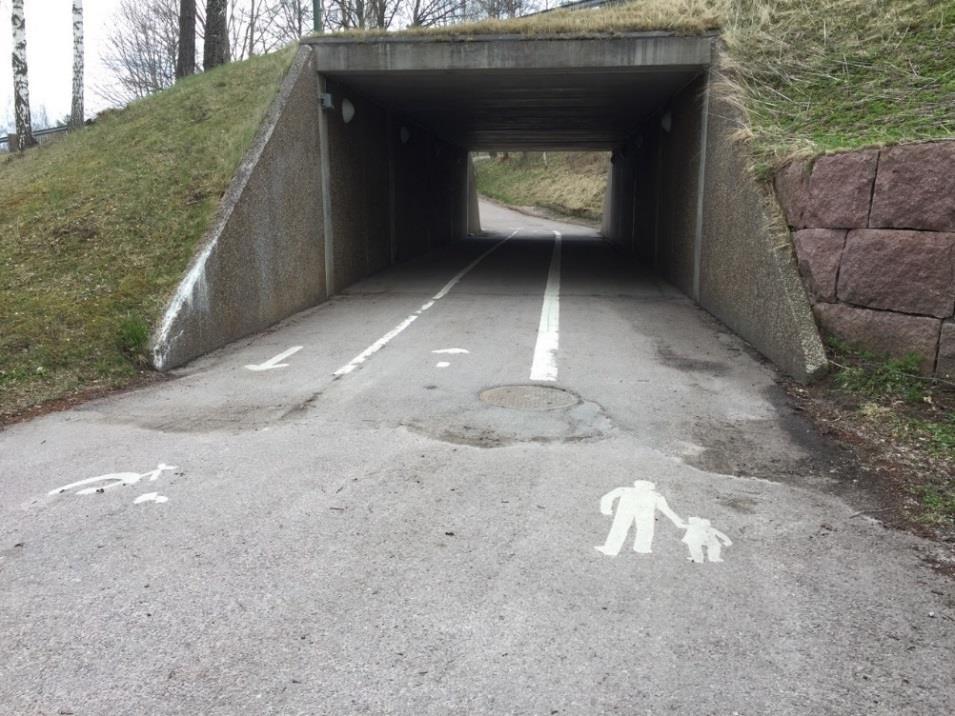 Figur 19 - Cykelpassage placerad utanför cirkulationsplats Majorsgatan/ Grännavägen/ Ängarydsgatan. Motorfordons väjningsplikt inför cirkulationsplatsen är placerad efter cykelpassagen.