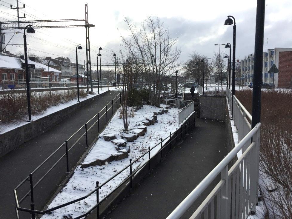 är utplacerade vid rampernas slut för att förhindra snabb cykling genom tunneln där